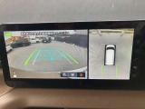 アラウンドビューモニターは4方向のカメラで真上から車を見たようにモニターで確認ができる日産の自慢の装備です。前後センサーにより移動物検知、障害物検知をして画面に表示。是非実際の車で体感してみてください