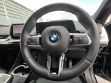【ハンドル】ドライバーとBMW車の一体感がダイレクトに伝わるステアリングホイール。形状・太さへの拘りに加えて、操作性を高める為にスイッチ類も配置。クイックかつ安定のドライビングを体感下さい!