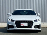 日本人デザイナーの発案によって2005年から採用されている、「シングルフレームグリル」。ひと目でAudiとわかる象徴的なデザインはAudiのブランドイメージを確立しています。