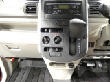 【インパネ中央】扱いやすいシフトレバーとエアコンパネルを配置。車内を常に適温に保ち、一年中快適にお過ごしいただけます。
