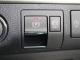 「HOLD」スイッチを押し、システムONの状態にしておくことで、渋滞や信号待ちなどでブレーキを踏んで停車した時にブレーキを保持。アクセルを踏むと解除されます。