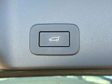 【パワーテールゲート】ボタン操作でテールゲートが開閉です。両手が荷物で塞がっていても、スムーズに開閉を行えます。