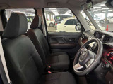 運転席の画像です。足元やシートまわりに余裕があり、リラックスした姿勢で運転が可能です。視界も良好で操作系へのアクセスもしやすく、快適で安心感のあるドライブをサポートします。