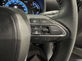 ステアリングスイッチ付きで、運転中に視線を前に向けたまま操作できます。