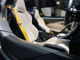 ホワイトが美しいポーセリンカラー。オープン時に車内を華やかに演出します。