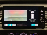 バックでの車庫入れも安心です!リアカメラが付いているバックモニター付のナビディスプレイを装備しております。バンパーについているソナーや、操作線もついており距離感も画面から確認できます。