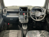 【インパネ】運転のしやすさを最優先に設計された見晴らしの良いフロントビュー。車両間隔が掴みやすく狭い道でも安心♪「安全」と「品質」を最優先に、安心してお乗りいただけるクルマを提供いたします。