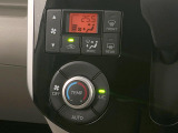 【オートエアコン】一度お好みの温度に設定すれば、車内の温度を検知し風量や温度を自動で調整。暑い&hellip;寒い&hellip;と何度もスイッチ操作をする必要はありません。快適な車内空間には必須の機能ですね♪