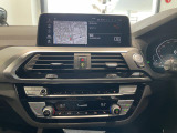 BMWのナビゲーションは操作性も良く、詳細な地図情報と交通状況を見やすく表示し、快適なドライビングをサポートしながら目的地までナビゲートします。