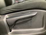 運転席にはドライバーの体型や好みに応じて前後方向だけでなく、高さの調整ができるシートリフターを装備!