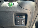 【両側パワースライドドア】両側がパワースライドドアになっており、運転席のスイッチやスマートキーでも開閉が可能。お子様やご年配の方でも乗り降りが楽になり介助等でも重宝します。
