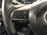 ステアリングスイッチ付きで、運転中に視線を前に向けたまま操作できます。