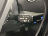 クルーズコントロール機能が付いています。 速度を設定するとアクセルを踏まなくても一定の速度で走ることができます。  高速道路ではとても便利な装置なんです。