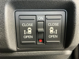 狭い所でも乗り降り楽々な両側電動スライドドアです!簡単にドアの開閉が出来る為女性やお年寄りにも優しく、荷物で手が塞がった時なども大変便利です!