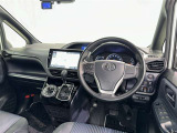 運転席まわりです。 各操作スイッチは使いやすい位置に配置されてます。