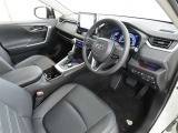 シンプルで使いやすいデザインの運転席です。