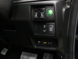 【両側電動スライド】スライドドアは両側電動スライドドアになっております。運転席からの開閉も出来、リモコンキーでも離れたところから開閉出来ますので大変便利な装備です。