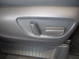 パワーシート搭載。微妙な調整が手軽にでき、ピッタリのポジションで運転することが可能です。