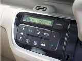 【オートエアコン】温度を設定すれば自動で快適な車内温度を保ちます。エアコン内部の高性能脱臭フィルターで車内のアレルゲンや花粉を除去。