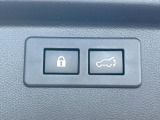 【パワーバックドア】スマートキーや運転席のボタンを押すだけでリアゲートが自動で開閉します!荷物を持っている時や、高い位置にあるバックドアを閉める際に便利な機能です♪