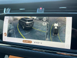 【3Dサラウンドカメラ】周囲の安全確認をアシストする機能です。3D車外ビュー、360&deg;オーバーヘッドビューを 利用して、狭いスペースでも安心、スムーズに運転操作ができます。