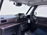 ダイハツのお店では、ダイハツ車を知り尽くしたプロフェッショナルが、専用の診断機器を使って各システムを点検しております。