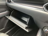 車検証なども収納できる大型のグローブボックスは、使い勝手もよく役立ちます!