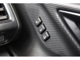 運転席シートポジションメモリーはあらかじめ登録しておいたシートポジションとともに、ドアミラーの角度を自動的に再現します。