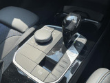 【シフトノブ】BMWの高性能オートマチックは、ATセレクトレバーを左側に倒すことで、通常の「D」から「S」(スポーツ)または「M」(マニュアル)へと切り替えが可能です。