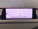 ナビSD装備。自車の現在位置をより高精度に地図画面に表示します。また、3Dジャイロセンサーを搭載し、的確なルートを表示します。さらに、高速道路上での逆走通知機能も採用しています。