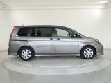 両側スライドドア車です。助手席側は、パワースライドドア付きなので狭い駐車スペースでも乗り降りが楽で、小さなお子様やお年寄りにもうれしい装備です。