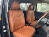 運転席まわりには十分なスペースがあり、大柄な方でもゆったり運転していただける環境です。