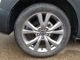 CX-30の足元を飾る純正アルミホイール。この洗練されたスポークデザインが、都市型SUVらしい力強さと気品を両立しています。ボディの美しさがより引き立てられ、走る楽しみを予感させます。