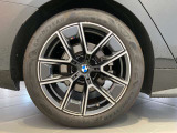 BMWの純正アロイホイールは軽量かつ強度にも優れているホイールで走行性能を引き上げる設計になっております。足元にもBMWは妥協がなくこだわっている個所になります。