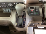 シフトはインパネシフト、パーキングブレーキは電子制御なので運転席と助手席の間はすっきりしています。