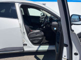 運転席のシートの高さを調節できるシートリフター機能が備わっています。身長の低い女性や広い視野を確保したい場合に役立ちます!