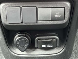 AC100Vスイッチ、アクセサリーソケット。  非常時やキャンプなどに役立つAC100Vコンセント付きです。