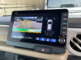 【バックカメラ】運転が苦手な方も車庫入れラクラク。ギアをリバースに入れれば自動的に切り換わりますので、面倒な操作は不要です。狭い駐車場も大切なお車を傷つけず安心です。