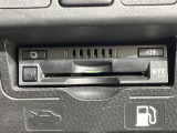 【ETC】有料道路を利用する際に料金所で停止することなく通過できる、ETC車載器(ノンストップ自動料金収受システム機器)が装備されています。セットアップを行うことで利用可能になります。