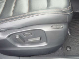 【パワーシート】電動なので、きめ細かい調整ができます!自分自身の運転姿勢に合わせた、適切なドライビングポジションが確保できます♪
