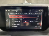 カメラが車線を認識してはみ出しそうになるとステアリングアシストが介入するレーン・キープ・アシストシステムを装備しております。お好みで作動・非作動の設定も可能です。