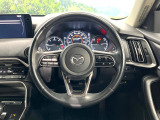 インテリアに合わせたデザインのステアリングは、運転される方のことも考え、運転しやすい形状、大きさです。是非一度、実際に触ってお確かめください。