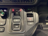 「e:HEV」は、モーター走行を中心にしながら電気エネルギーやエンジン動力を最も効率よく使い分けることができる賢いハイブリッドシステムです。シフトはエレクトリックギアセレクターになっています。