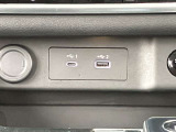 USB Type-A・Type-Cがセンターコンソール部分にございます。充電の心配も減りますね!