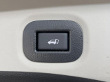 【パワーバックドア】スマートキーや運転席のボタンを押すだけでリアゲートが自動で開閉します!荷物を持っている時や、高い位置にあるバックドアを閉める際に便利な機能です♪
