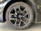 BMWの純正アロイホイールは軽量かつ強度にも優れているホイールで走行性能を引き上げる設計になっております。足元にもBMWは妥協がなくこだわっている個所になります。