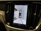 【360&deg;ビューカメラ】4台の高解像度カメラで360度の鳥瞰図を表示。隣の車や壁、死角にある障害物などを画面で確認できるため、狭いスペースでの駐車・出入りも安心です。