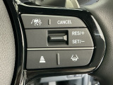 アクセルから足を離しても設定したスピードを保ち走行し、高速道路での疲労軽減に役立つクルーズコントロール付きです!