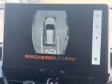パノラミックビューモニター付きです。車両を上から見たような映像をディスプレイオーディオ画面に表示。運転席からの目視だけでは見にくい、車両周辺の状況をリアルタイムでしっかり確認できます。