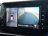 アラウンドビューモニターで運転席からクルマの前後左右の状況を確認できます。